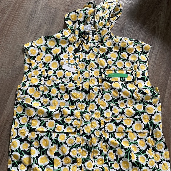 DVF for Target floral vest, NWT, Size Large. - Picture 2 of 3